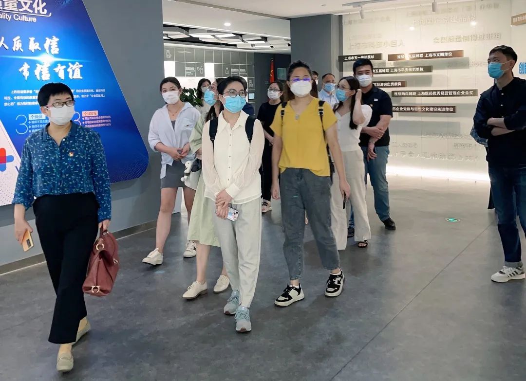 党建同步?支部偕行——星空娱乐评估党支部与上药信谊治理党支部签署结对共建协议
